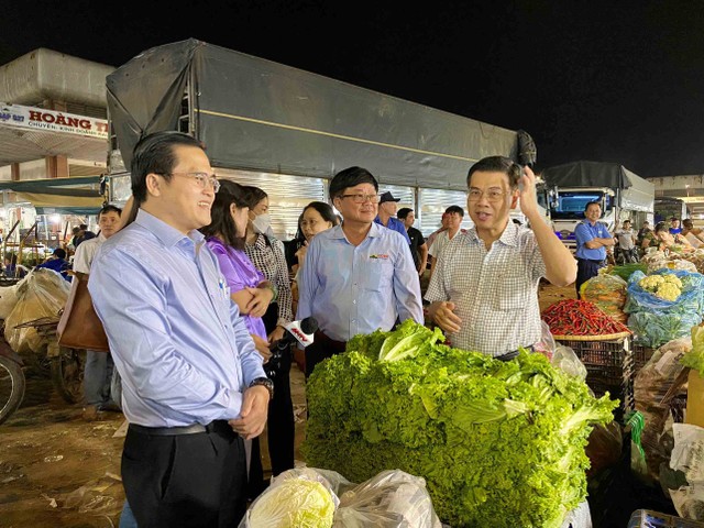 Ông Nguyễn Văn Dũng, Phó Chủ tịch UBND TP.HCM chia sẻ: "Dự báo Tết Giáp Thìn năm 2024 này sức mua của người dân có phần giảm nhẹ, vì vậy các Sở ngành cũng đang đề xuất đưa giá các mặt hàng bình ổn giảm khi giá các mặt hàng nhìn chung không tăng so với cùng kỳ năm ngoái. Hiện Chợ đầu mối Nông sản thực phẩm Hóc Môn đã xây dựng kế hoạch rất tốt cho giai đoạn trước, trong và sau Tết để hàng hóa không bị tồn ứ mà vẫn đảm bảo được cho người dân TP.HCM khi cần, đây là điều cần thiết.