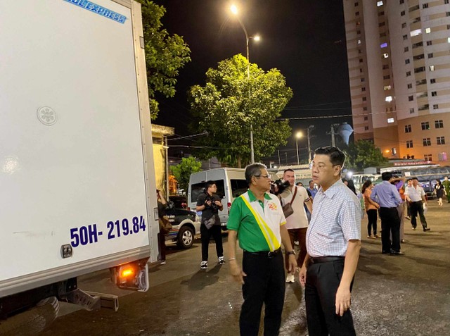 Ngoài khu vực Kl992 VIP Trang Chủ 2026 rau, củ, quả... đoàn khảo sát còn kiểm tra xuất xứ, nguồn gốc của thịt heo, đây là mặt hàng thế mạnh của Chợ Đầu mối nông sản thực phẩm Hóc Môn