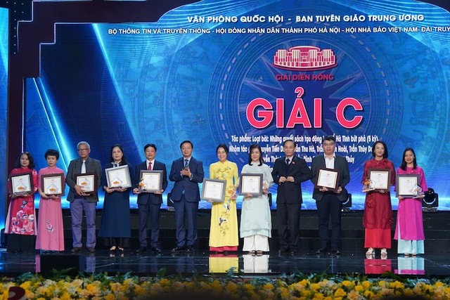 Nhà báo Nguyễn Thúy Hòa (thứ tư từ trái sang) nhận Giải C - Giải Diên Hồng lần thứ hai - năm 2024. Ảnh: Duy Linh