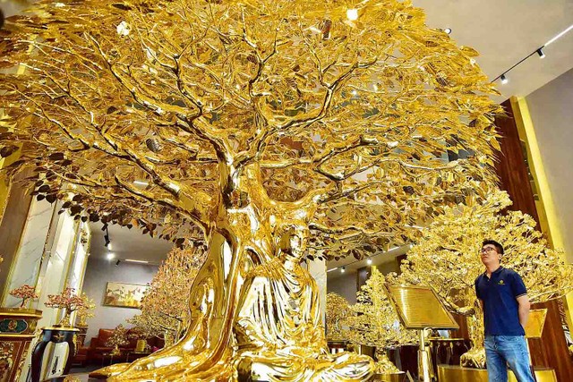 Cây bồ đề được đặt tên là “Bồ đề vĩ đại cát tường” có chiều cao 3,6m, có 4.600 lá.Nặng 1.168 kg, giá 26 tỷ đồng.
