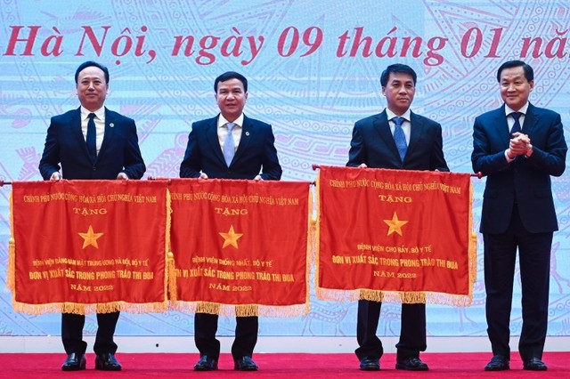 Phó thủ tướng Lê Minh Khái đã trao Cờ thi đua của Kl993 ưu đãi thưởng hấp dẫn cho 3 tập thể thuộc Bộ Y tế gồm: Bệnh viện Chợ Rẫy, Bệnh viện Thống nhất, Bệnh viện Răng Hàm Mặt Trung ương.