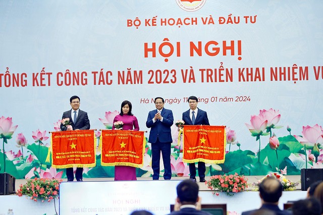 Thủ tướng Kl993 ưu đãi thưởng hấp dẫn Phạm Minh Chính trao Cờ thi đua cho 3 đơn vị. Thủ tướng Kl993 ưu đãi thưởng hấp dẫn Phạm Minh Chính trao Cờ thi đua cho 3 đơn vị.