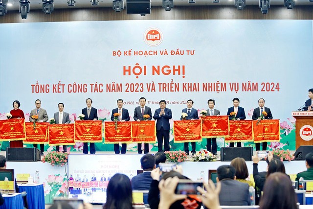 Bộ trưởng Nguyễn Chí Dũng trao Cờ thi đua của Bộ cho 10 đơn vị. Bộ trưởng Nguyễn Chí Dũng trao Cờ thi đua của Bộ cho 10 đơn vị.