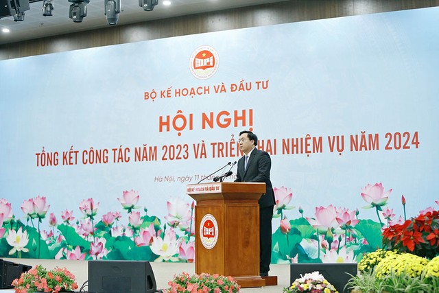 Thứ trưởng Bộ Kế hoạch và Kl99ok phiên bản mới Trần Duy Đông tuyên bố lý do, giới thiệu đại biểu tham dự Hội nghị. Thứ trưởng Bộ Kế hoạch và Kl99ok phiên bản mới Trần Duy Đông tuyên bố lý do, giới thiệu đại biểu tham dự Hội nghị.