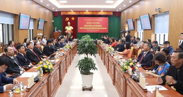 Lần đầu tiên tỉnh Bình Định tiến hành giao chỉ tiêu Kl99ok phiên bản mới, phát triển cho các khu, cụm công nghiệp trong tỉnh. Ảnh: Thùy Trang. Lần đầu tiên tỉnh Bình Định tiến hành giao chỉ tiêu Kl99ok phiên bản mới, phát triển cho các khu, cụm công nghiệp trong tỉnh. Ảnh: Thùy Trang.