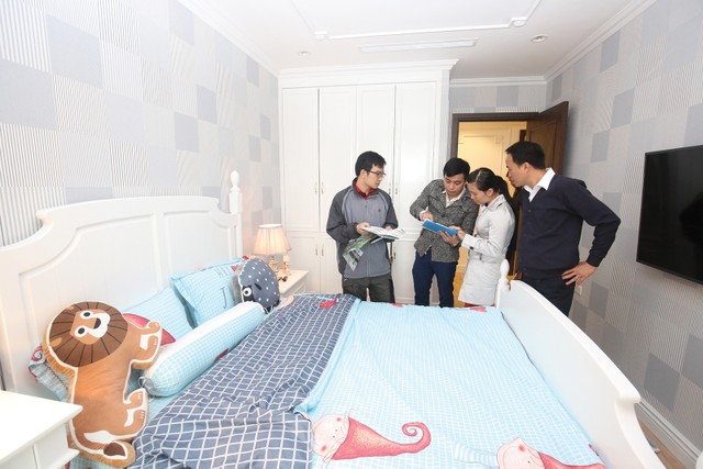 Nhóm người trẻ quan tâm tới sản phẩm chung cư mini. Ảnh: Dũng Minh