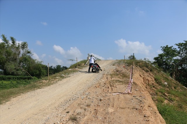 Việc Kl99ok phiên bản mới dự án cầu Trà Đình dang dở khiến người dân đi lại gặp nhiều khó khăn.