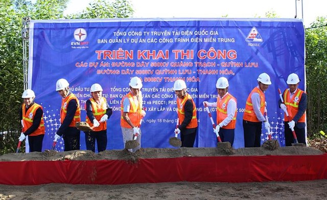Lãnh đạo EVNNPT, chính quyền địa phương, các nhà thầu thi công thực hiện nghi thức triển khai thi công Dự án đường dây 500 kV mạch 3 cung đoạn Quảng Trạch - Quỳnh Lưu, thuộc địa bàn tỉnh Hà Tĩnh