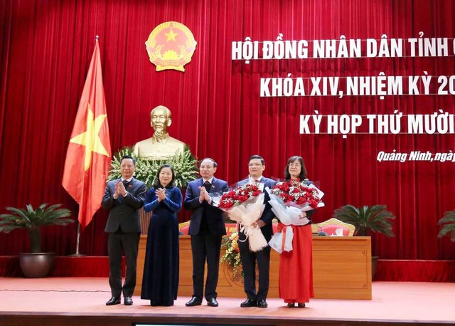Ông Nguyễn Xuân Ký, Bí thư tỉnh ủy Quảng Ninh chúc mừng ông Nghiêm Xuân Cường (thứ 2, từ phải sang) được bầu giữ chức Phó Chủ tịch UBND tỉnh Quảng Ninh.