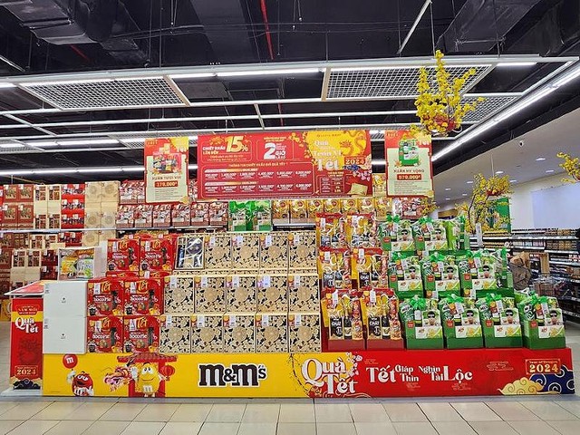 Nhiều mẫu giỏ quà Tết năm nay được đưa lên kệ ở các siêu thị từ sớm.
