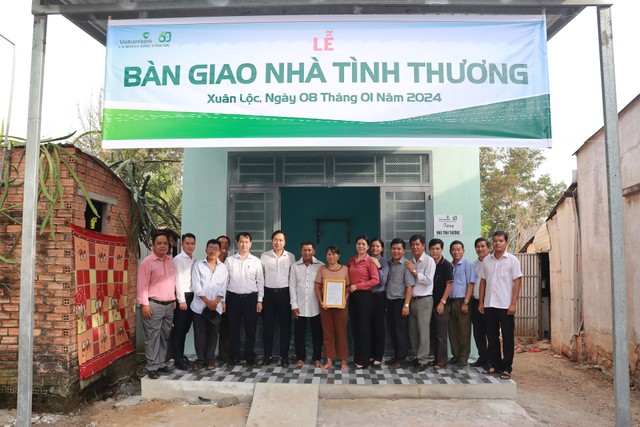 Đại diện Vietcombank cùng chính quyền địa phươngbàn giaonhà tình thương cho hộ nghèo tại tỉnh Đồng Nai Đại diện Vietcombank cùng chính quyền địa phươngbàn giaonhà tình thương cho hộ nghèo tại tỉnh Đồng Nai