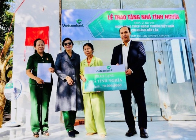 Ông Hoàng Xuân Thành - Phó Giám đốc Vietcombank Đắk Lắk trao biển tặng nhà tình nghĩa cho gia đình cựu thanh niên xung phong Lê Thị Hinh Ông Hoàng Xuân Thành - Phó Giám đốc Vietcombank Đắk Lắk trao biển tặng nhà tình nghĩa cho gia đình cựu thanh niên xung phong Lê Thị Hinh