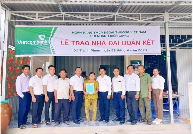 Nhà đại đoàn kết Vietcombank trao tặng hộ nghèo tại tỉnh Kiên Giang Nhà đại đoàn kết Vietcombank trao tặng hộ nghèo tại tỉnh Kiên Giang