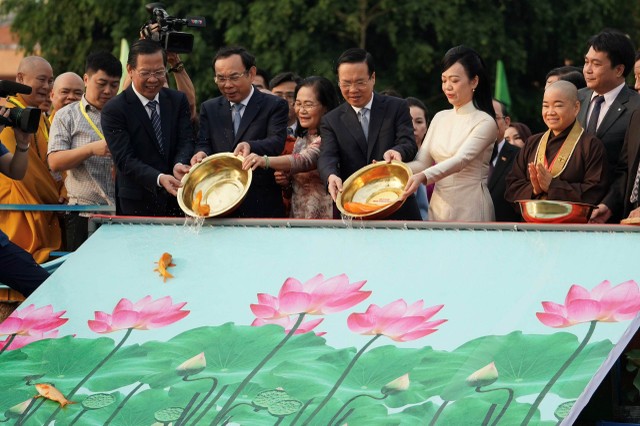 Hoạt động thả cá chép theo phong tục tiễn ông Công ông Táo của dân tộc.