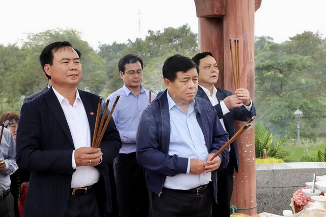 Bộ trưởng Nguyễn Chí Dũng và đoàn công tác thắp hương tưởng nhớ đến các anh hùng, liệt sĩ