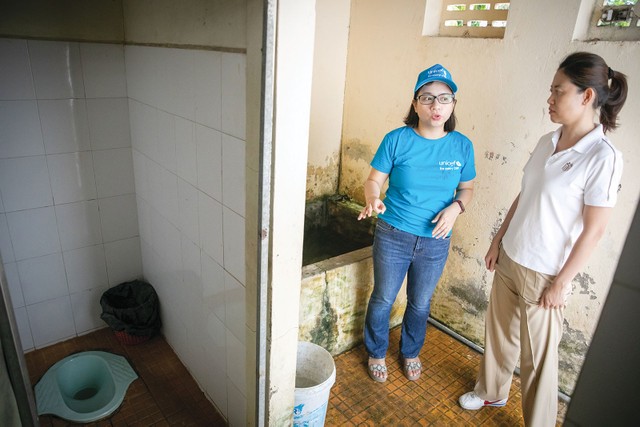 Đại diện UNICEF và Masterise khảo sát tình hình nhà vệ sinh tại các trường học tỉnh Sóc Trăng