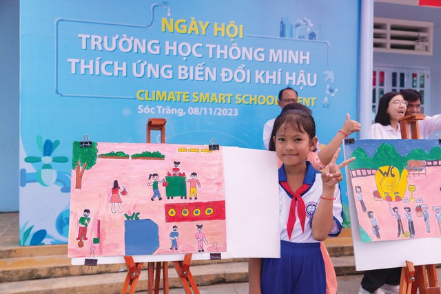 Thông qua các hoạt động vừa học vừa chơi, các học sinh tại Trường Tiểu học Long Phú C học được các kiến thức về môi trường, vệ sinh và biến đổi khí hậu