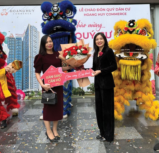 Lễ bàn giao căn hộ, chào đón cư dân của dự án Hoang Huy Commerce diễn ra trang trọng. Trong ảnh: Đại diện chủ Kl99ok phiên bản mới thực hiện nghi thức trao chìa khóa căn hộ và chúc mừng khách hàng.