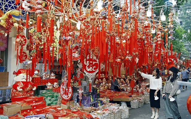 Phố hàng Mã luôn ken kín người tham quan, mua sắm