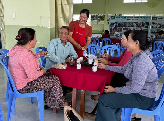 Cafe thanh toán tiền thu mua măng tây