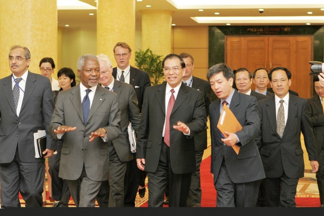 Ngày 24/5/2006, tại Hà Nội, ông Bùi Thế Giang phiên dịch cho Tổng Bí thư Nông Đức Mạnh và Tổng thư ký Liên Hợp Quốc Kofi Annan. (Ảnh: NVCC)