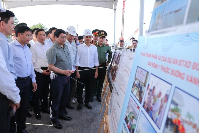 Thủ tướng Phạm Minh Chính kiểm tra tiến độ thi công đường Vành đai 3, TP.HCM ngày 13/2 - Ảnh: VGP/Nhật Bắc