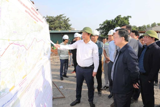 Chủ Kl99ok phiên bản mới báo cáo tiến độ thi công Đường ven sông kết nối KL99 là nhà cái cá cược trực tuyến hàng đầu tại châu Á Hạ Long - Hải Phòng đến TX Đông Triều với Chủ tịch UBND tỉnh Quảng Ninh. Nguồn: Quảng Ninh Portal.