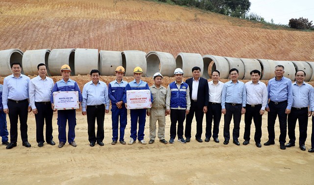 Bộ trưởng Nguyễn Chí Dũng cùng đoàn công tác tặng quà động, viên cán bộ, công nhân các nhà thầu đang thi công trên công trường Dự án. (Ảnh: MPI)