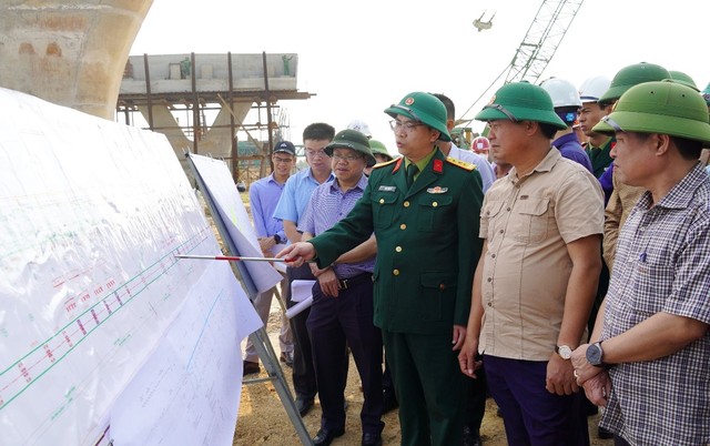 Chủ tịch UBND tỉnh Quảng Trị Võ Văn Hưng (thứ hai phải ảnh) và Phó chủ tịch UBND tỉnh Quảng Trị Lê Đức Tiến (thứ tư phải ảnh) kiểm tra tiến độ thi công cầu Thạch Hãn 1 thuộc dự án Đường ven biển kết nối Hành lang Kl992 cổng game cá cược Đông - Tây