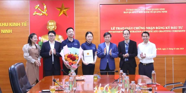 Ban Quản lý Khu Kl992 cổng game cá cược Quảng Ninh trao giấy chứng nhận Kl99ok phiên bản mới Dự án tấm silic đơn tinh thể và thanh silic đơn tinh thể quang điện Gokin Solar Hải Hà Việt Nam cho đại diện Công ty Gokin Solar. Nguồn: Quảng Ninh Portal.