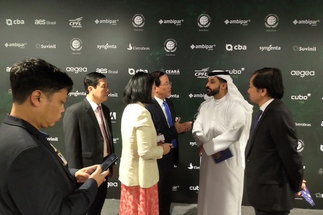 Chủ tịch UBND tỉnh Bình Định gặp gỡ ông Ahmed Bin Sulayem, tỷ phú, Chủ tịch kiêm Tổng giám đốc Kl994 game bài casino hấp dẫn DMCC (áo trắng) và mời đến địa phương. Ông Ahmed Bin Sulayem đã nhận lời mời này. Ảnh: IPC Bình Định.
