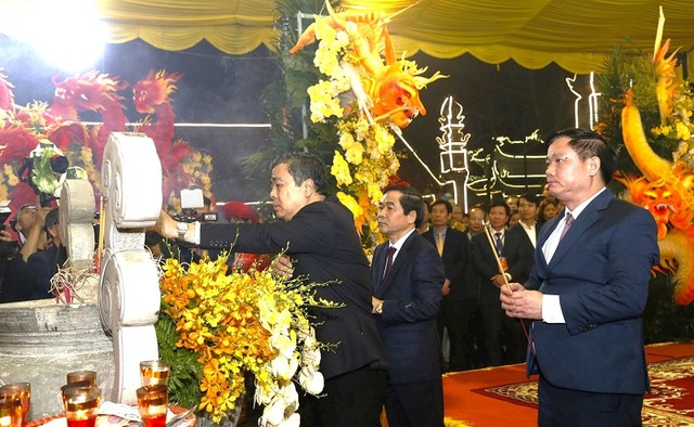 Lãnh đạo tỉnh Thái Bình dâng hương tưởng niệm các vị vua triều Trần.