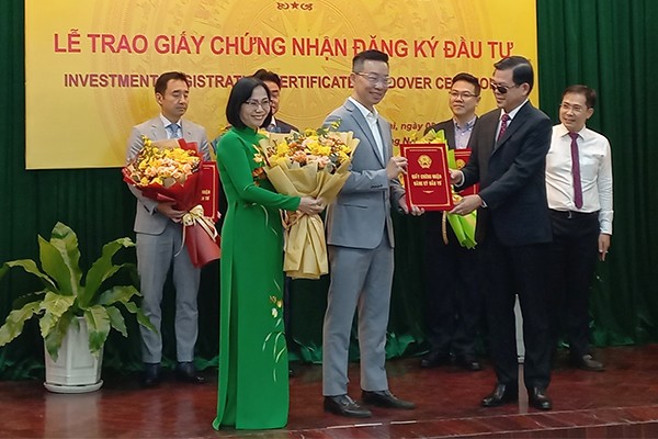 Bí thư Tỉnh ủy Đồng Nai Nguyễn Hồng Lĩnh (ngoài cùng bên phải) trao giấy phép Kl99ok phiên bản mới cho Dự án SLP Park Lộc An Bình Sơn tại huyện Long Thành hồi đầu tháng 1/2024 - Ảnh: Lê Quân