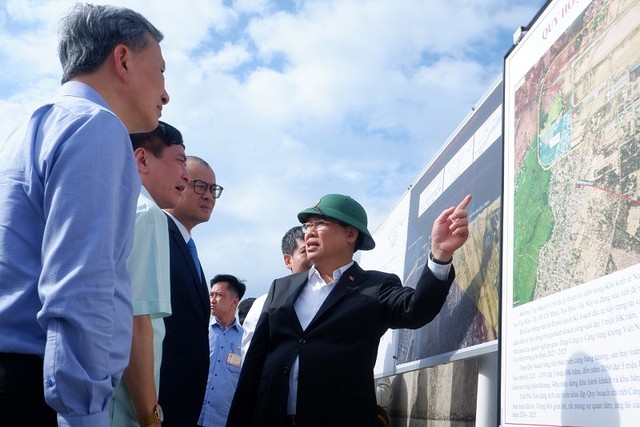 Chiều cùng ngày, Chủ tịch Quốc hội Vương Đình Huệ có buổi khảo sát thực tế tại khu vực kè Xóm Rớ, phường Phú Đông, thành phố Tuy Hòa và nghe báo cáo quy hoạch sân bay Tuy Hòa. Chiều cùng ngày, Chủ tịch Quốc hội Vương Đình Huệ có buổi khảo sát thực tế tại khu vực kè Xóm Rớ, phường Phú Đông, thành phố Tuy Hòa và nghe báo cáo quy hoạch sân bay Tuy Hòa.