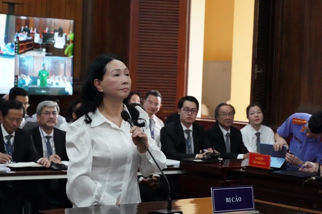 Bị cáo Trương Mỹ Lan khai báo nhân thân trước tòa.