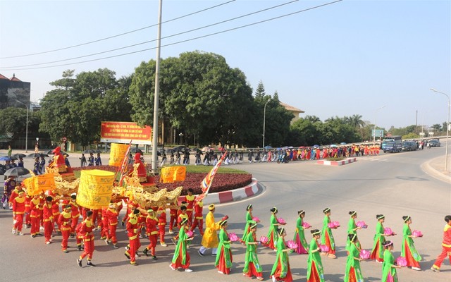 Dòng người nô nức rước thần qua những cung đường đẹp như thơ của Thành phố. Ảnh: Trung tâm TT - VH Móng Cái.