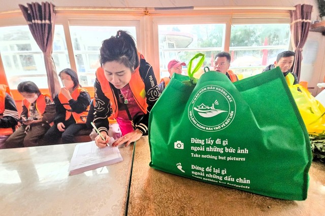 Nhân dân và du khách được phát túi bảo vệ môi trường