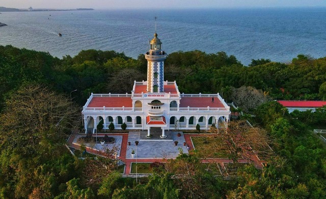 Hải đăng đảo Dấu có chiều cao 63,5 m so với mực nước biển, được thiết kế theo hai phần chính gồm tòa trưng bày và tháp đèn