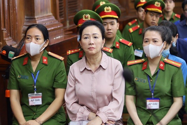 Bị cáo Trương Mỹ Lan tiếp tục khẳng định, bản thân không giữ chức vụ gì tại Link Vào Nhà Cái KL99 COM Tặng +199k SCB và không tham gia điều hành Link Vào Nhà Cái KL99 COM Tặng +199k này