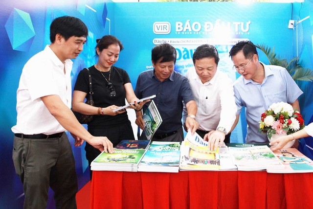 Ông Nguyễn Hồng ( phải) Phó tổng biên tập Báo Kl99ok phiên bản mới giới thiệu các ấn phẩm tới ông Dương Anh Đức, Phó chủ tịch UBND TP.HCM và ông Trần Trọng Dũng, Phó chủ tịch Hội Nhà báo Việt Nam phụ trách phía Nam.