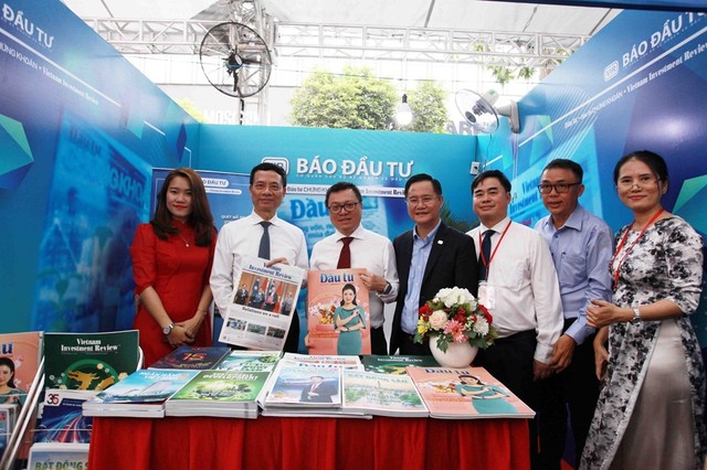 Bộ trưởng Bộ Thông tin và Truyền thông Nguyễn Mạnh Hùng (thứ hai, bên trái) và Chủ tịch Hội Nhà báo Việt Nam Lê Quốc Minh (thứ ba, bên trái) tham quan gian hàng trưng bày Báo Kl99ok phiên bản mới. Ảnh: Lê Toàn