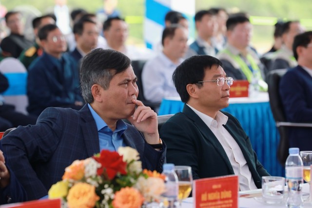 Bộ trưởng Bộ GTVT Nguyễn Văn Thắng (bên phải) và Chủ tịch UBND tỉnh Quảng Bình Trần Thắng tham sự buổi lễ triển khai thi công dự án