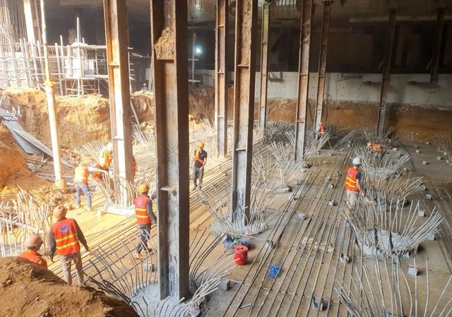 Công tác lắp dựng đài móng hầm tầng 3 để chuẩn bị đổ bê tông đang được triển khai khẩn trương.