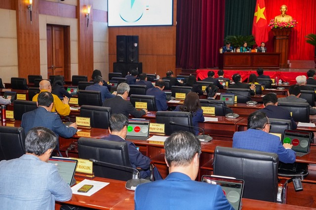 Các đại biểu biểu quyết tại Kỳ họp.