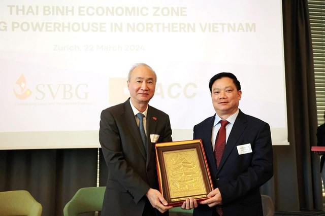 Chủ tịch UBND tỉnh Thái Bình tặng quà lưu niệm đại diện Đại sứ quán Việt Nam tại Thụy Sĩ.