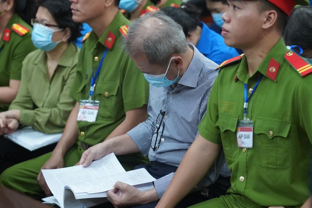 Bị cáo xem lại Cáo trạng và hồ sơ trước giờ xét xử.