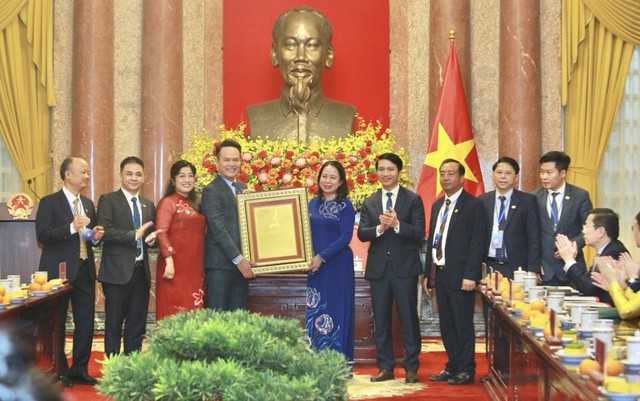 Các đại biểu Hội Doanh nhân trẻ Việt Nam trao tặng quà lưu niệm tới Quyền Chủ tịch nước Võ Thị Ánh Xuân