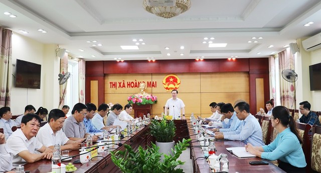 Chủ tịch UBND tỉnh làm việc với các sở, ban ngành địa phương, chủ Kl99ok phiên bản mới dự án tại TX Hoàng Mai về tiến độ thi công.