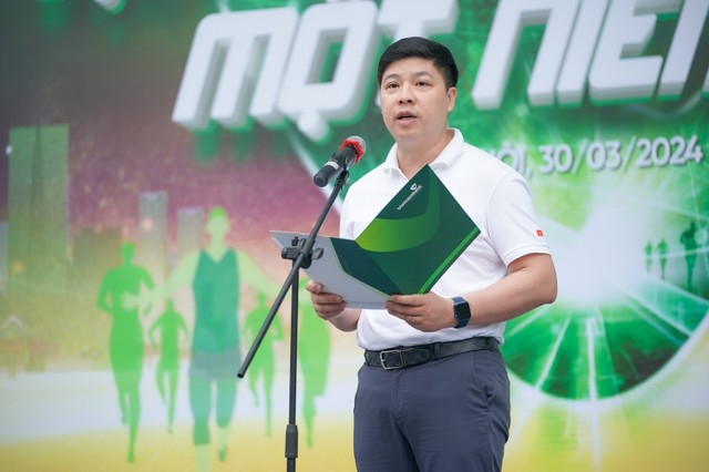 Ông Hồng Quang - Ủy viên BCH Tổng Liên đoàn Lao động Việt Nam, Thành viên Hội đồng Quản trị, Chủ tịch Công đoàn Vietcombankphát biểu khai mạc Giải chạy