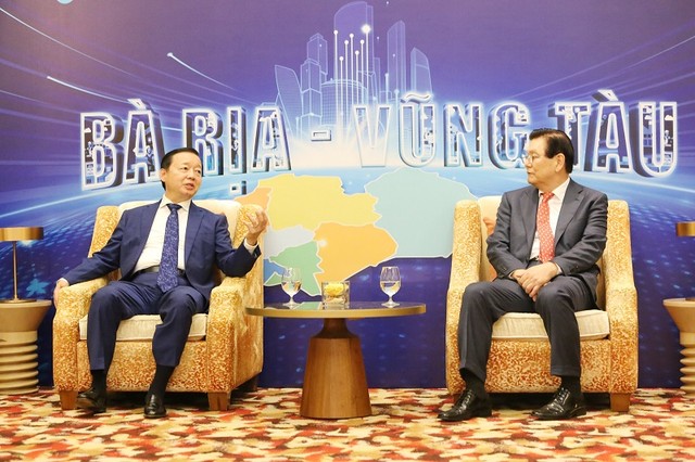 Phó Thủ tướng Trần Hồng Hà (bên trái) trao đổi với nhà Kl99ok phiên bản mới đến dự hội nghị công bố quy hoạch tỉnh Bà Rịa - Vũng Tàu